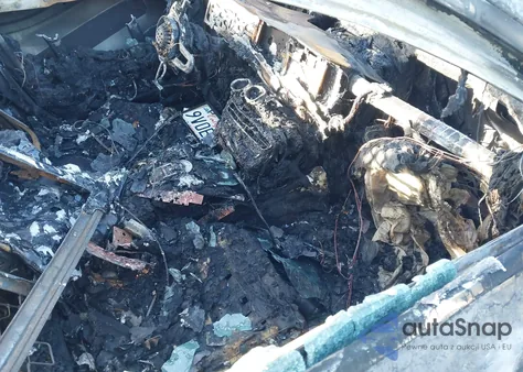 2020 Mercedes-Benz E 350 z USA, uszkodzony, nr VIN W1KZF8DB0LA838548